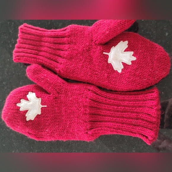 2010 Vancouver Olympics Red Mittens - Picture 4 of 7